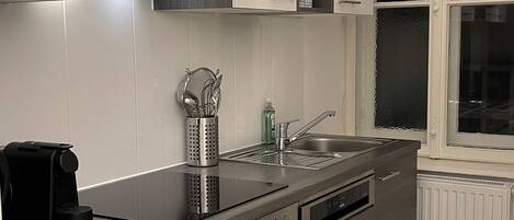 Micro-ondes, four, plaque de cuisson, lave-vaisselle