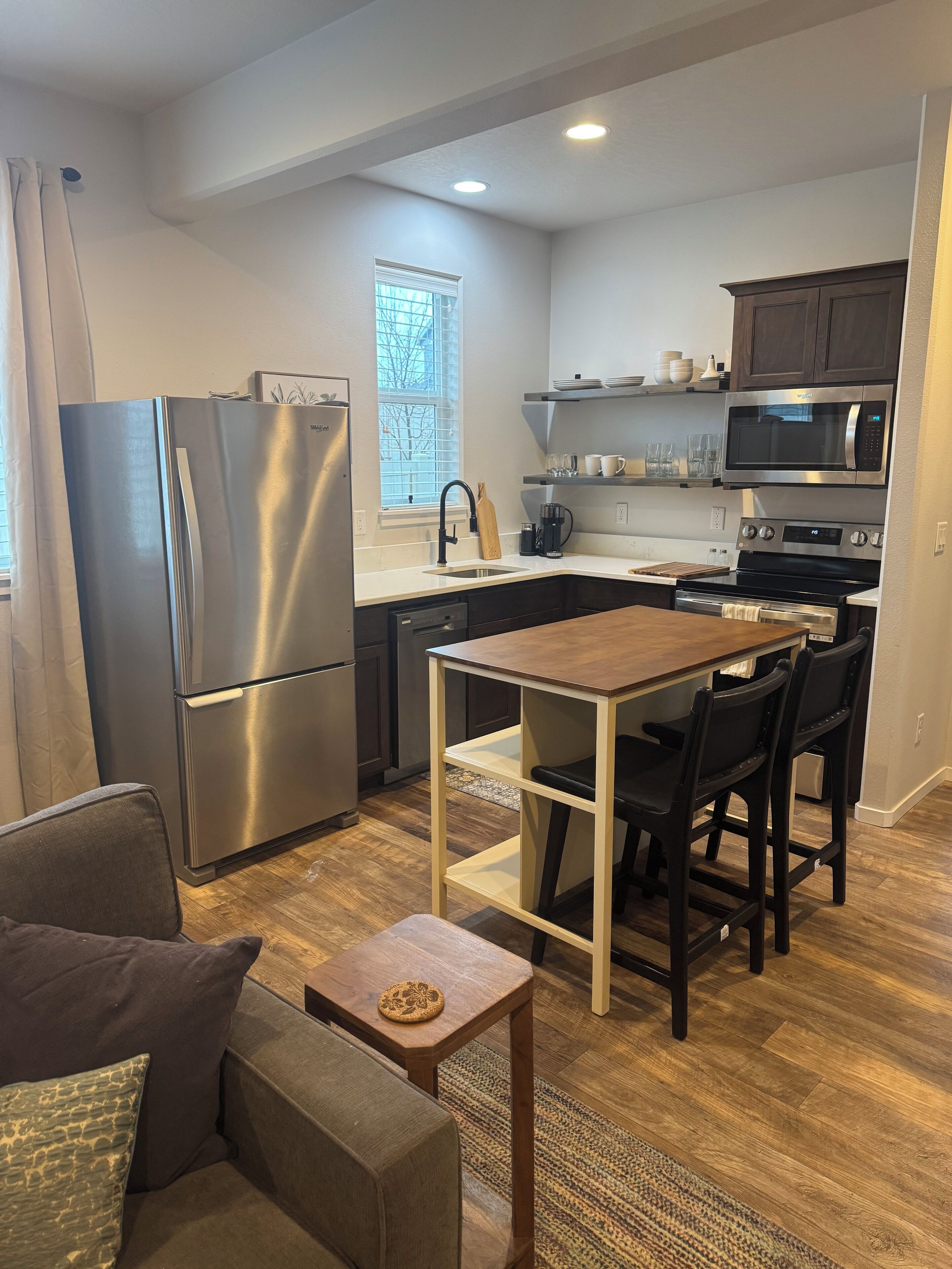 Kühlschrank, Mikrowelle, Ofen, Herdplatte