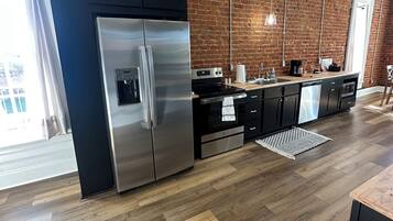 Mikrobølgeovn, ovn, kokeplater og oppvaskmaskin