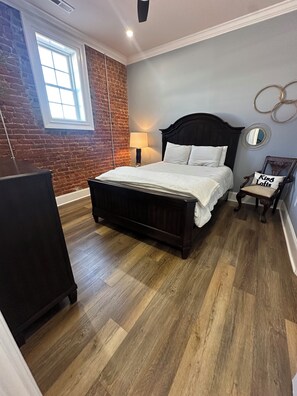 Tabla de planchar con plancha, wifi y ropa de cama