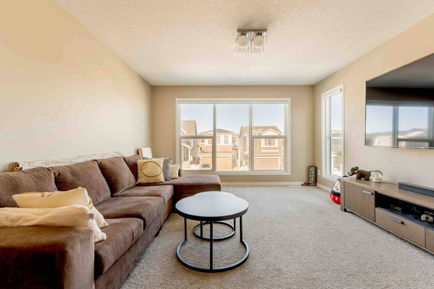 Een smart-tv, een open haard en videogames