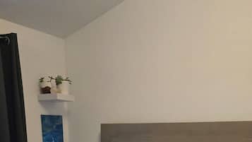 Tabla de planchar con plancha, wifi y ropa de cama