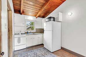 Kühlschrank, Mikrowelle, Wasserkocher mit Kaffee-/Teezubehör, Toaster