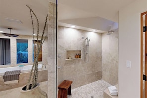 Douche, baignoire Ă jets, sĂšche-cheveux, serviettes fournies