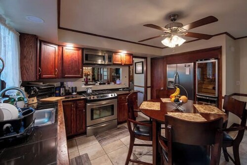 E&E Spacious Home Retreat - Near Yale and Downtown