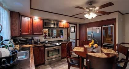 E&E Spacious Home Retreat - Near Yale and Downtown