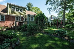 Exterior - E&E Spacious Home Retreat - Near Yale and Downtown (New Haven)