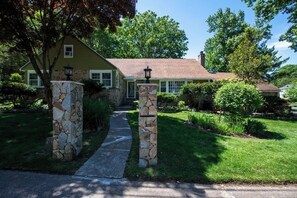 Exterior - E&E Spacious Home Retreat - Near Yale and Downtown (New Haven)