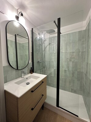 Dusche, Haartrockner, Seife, Toilettenpapier