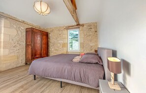 6 habitaciones, tabla de planchar con plancha y cuna de viaje 