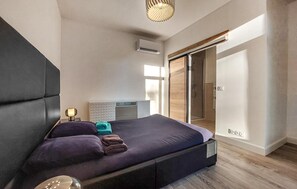 6 habitaciones, tabla de planchar con plancha y cuna de viaje 