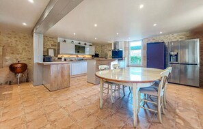 Fridge, microwave, oven, stovetop - 6 bedroom luxurious home in Montcaret (Montcaret)