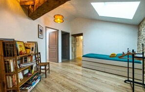 6 عدّة غرف نوم ومكواة/لوح كي وسرير سفر وواي فاي مجانً�ا