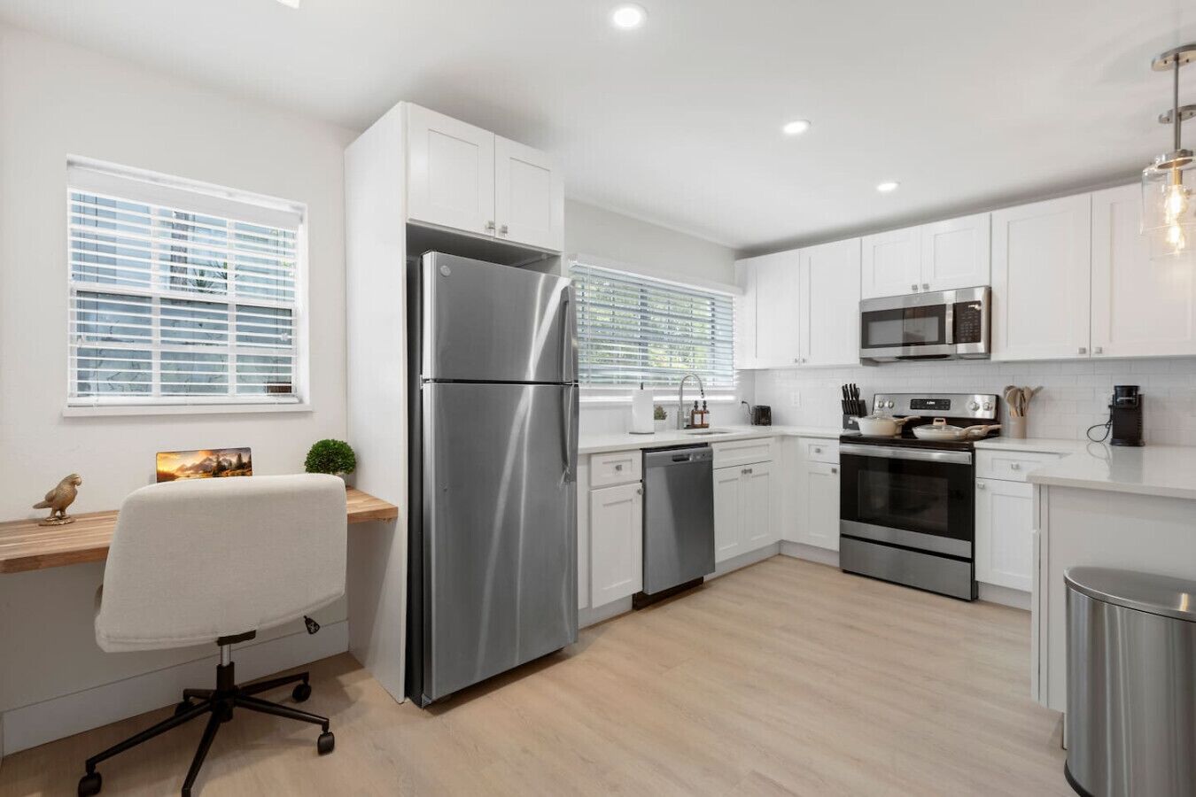 Horno, parrilla de estufa, lavavajillas y cafetera y tetera 