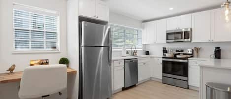 Horno, parrilla de estufa, lavavajillas y cafetera y tetera