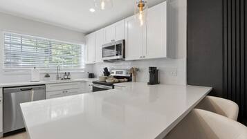 Coffee/tea maker, oven, stovetop, dishwasher
