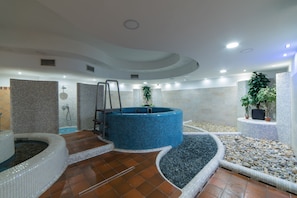 Sauna, hot tub, steam room