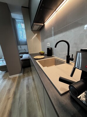 Premium Suite, City View | Private kitchen - Z8 Premium Apartman (Kaposvár)