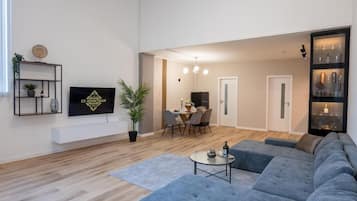 Apartamento luxo, vista para a cidade | Área de estar