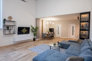Apartamento luxo, vista para a cidade | Área de estar