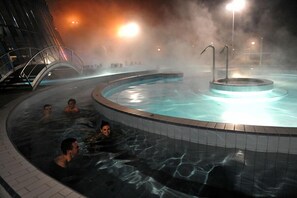 3 piscines couvertes, piscine extérieure (ouverte en saison)