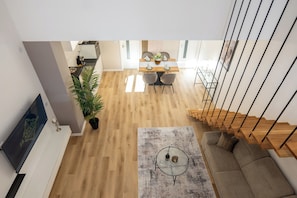 Superior Apartment, City View | Living area | TV, books, heated floors - Z8 Premium Apartman (Kaposvár)