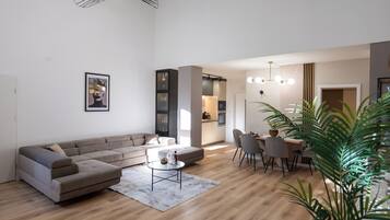 Premium Suite, City View | Living area