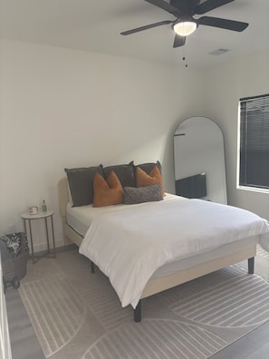 3 bedrooms, internet, bed sheets - Charming, Elegant & Cozy Stay Near Downtown Houston (Houston)