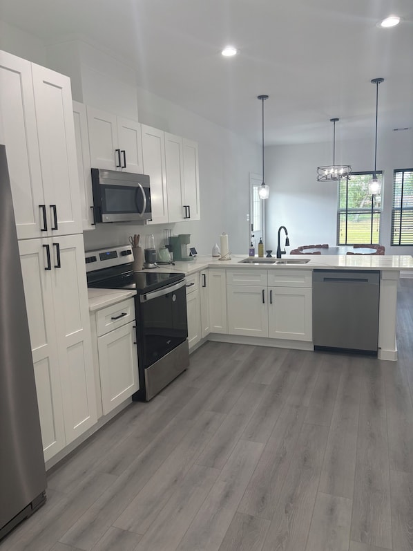 Private kitchen - Charming, Elegant & Cozy Stay Near Downtown Houston (Houston)