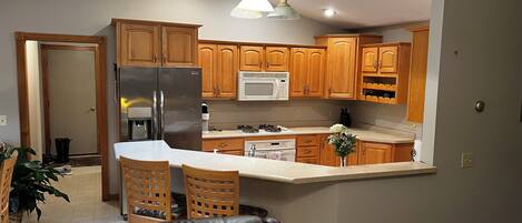 Frigorifero, microonde, piano cottura, lavastoviglie