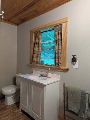 Hårføner, håndklær, såpe og sjampo