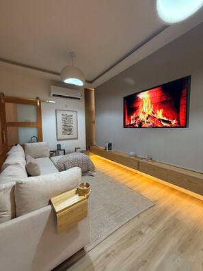 Smart TV, stereo - One Bedroom Gated Apartment  with rooftop terrace mountain views and pool (Kingston)