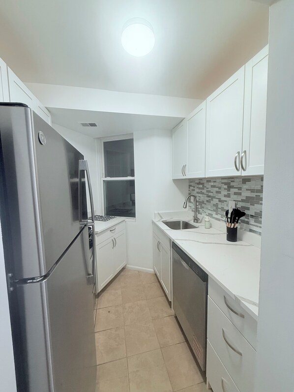 Private kitchen - Modern Capitol Hill 1BR - Walk to H Street, Metro & Union Station (Washington)