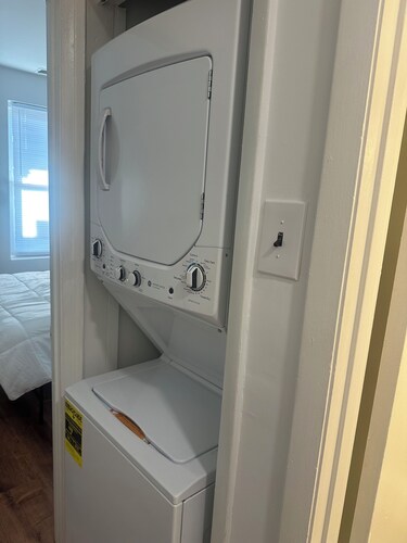 Modern Capitol Hill 1BR - Walk to H Street, Metro & Union Station