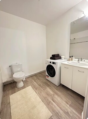 SĂšche-cheveux, serviettes fournies, savon, papier toilette