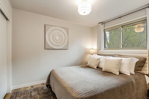 2 bedrooms, iron/ironing board, WiFi, bed sheets