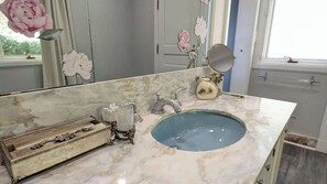 Haartrockner, Handtücher, Seife, Toilettenpapier