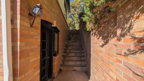 Property grounds - 2B2b loft in mountains, secluded patio, vintage, (Ogden)