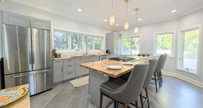 2B2b loft in mountains, secluded patio, vintage,