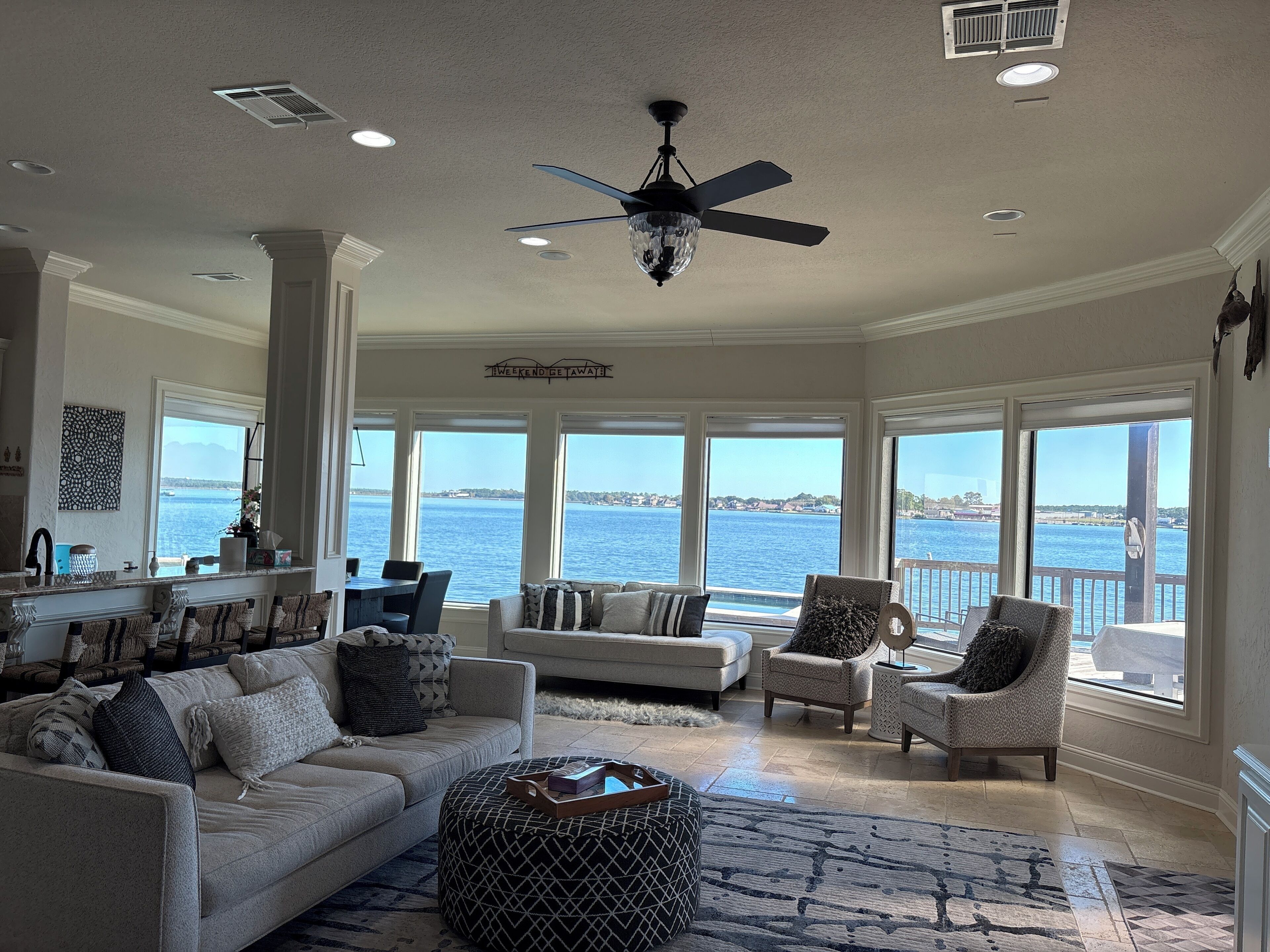 Téléviseur connecté, livres, chaîne audio