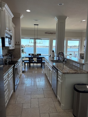 Fridge, microwave, oven, stovetop - Amazing waterfront 3-bedroom house with pool and hot tub on Lake Conroe (Montgomery)