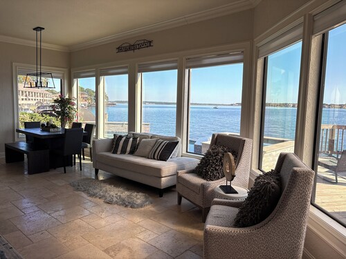 Amazing waterfront 3-bedroom house with pool and hot tub on Lake Conroe