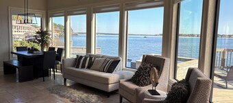 Amazing waterfront 3-bedroom house with pool and hot tub on Lake Conroe