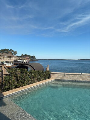 Un ciel d’un bleu éclatant, une piscine et une vue sur la mer.