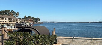 Amazing waterfront 3-bedroom house with pool and hot tub on Lake Conroe