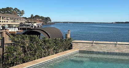 Amazing waterfront 3-bedroom house with pool and hot tub on Lake Conroe