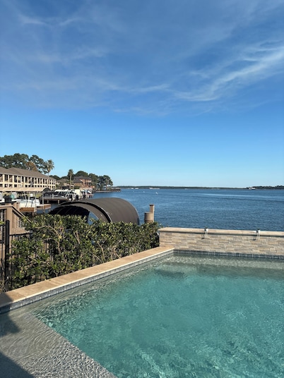 Amazing waterfront 3-bedroom house with pool and hot tub on Lake Conroe