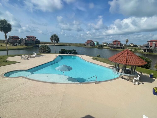 Salty Dog - Bahia de Matagorda Condo - Front Row Beach View - HOA Pool Access