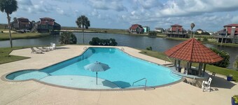 Salty Dog - Bahia de Matagorda Condo - Front Row Beach View - HOA Pool Access