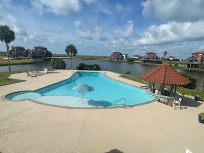 Salty Dog - Bahia de Matagorda Condo - Front Row Beach View - HOA Pool Access